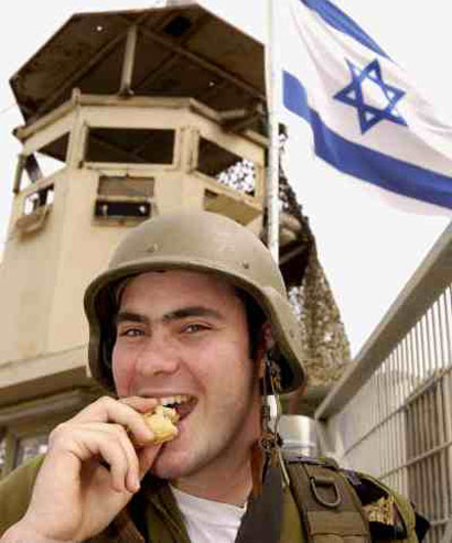 Kuva: israelilainen sotilas popsimassa vanhan vihollisensa korvaa.