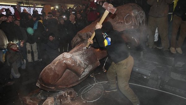 Kansallismieliset Lenin-patsaan kimpussa Ukrainassa.