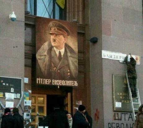 "Vapauttaja Hitler". Valokuva on otettu mellakoiden aikana vallatusta Kiovan kaupungintalosta.