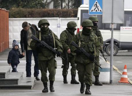  Maatunnuksettomia sotilaita Simferopolissa perjantaina. Venäläisiä sotilaita on Krimillä nyt 6 000.