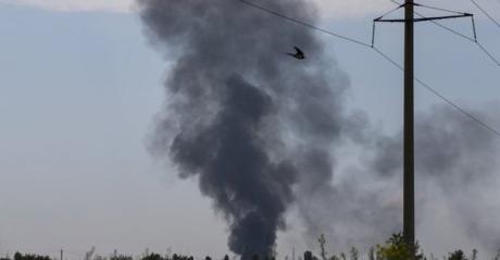 Separatistit ampuivat alas Ukrainan armeijan helikopterin Slovjanskissa torstaina. (AP)