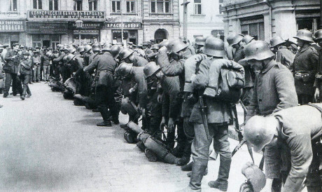 Saksalaisia joukkoja Kiovassa maaliskuussa 1918.