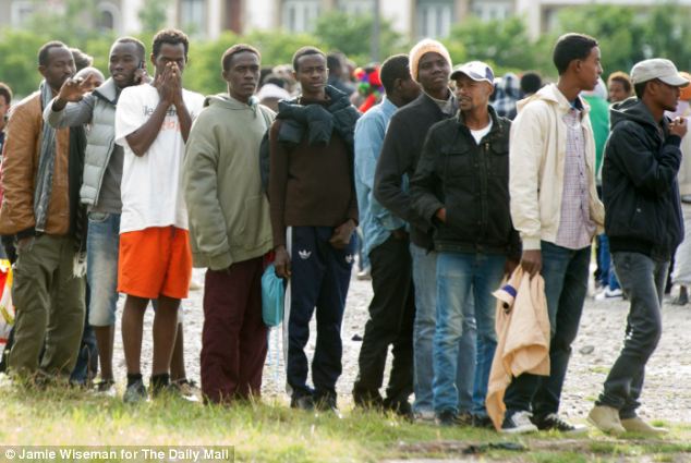 Afrikkalaiset jonottamassa ilmaista ruokaa Calais'ssa.