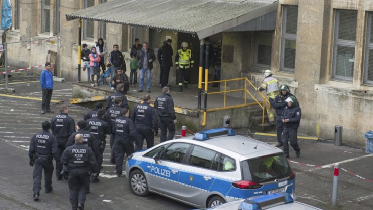 Pakolaiset Saksassa ovat alkaneet tuhota vastaanottokeskuksia keskinäisissä rotukahakoissa.