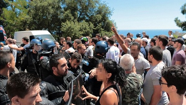 UK_Korsika_protesti