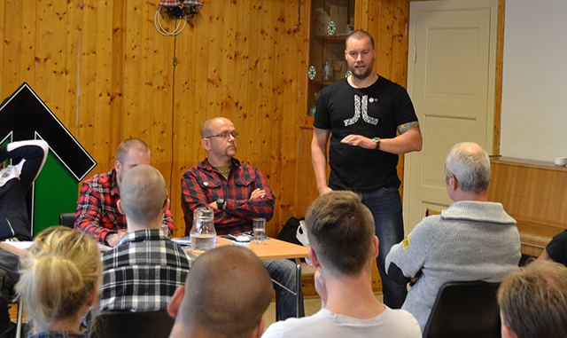Ruotsin 5. aktivistiryhmän johtaja Pär Sjögren informoi yleisöä vankeinavusta. Vankeinavun tehtävä on auttaa liikkeen poliittisia vankeja.